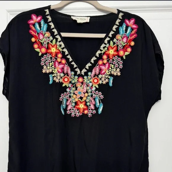 Luna Moon Boho Black Embroidered V-Neck Short Sleeve Blouse. Size M - Picture 5 of 7